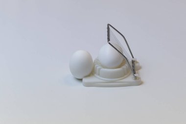 Beyaz zemin üzerinde yumurta dilimleyici, yakın görünüm