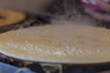 Açık hava pazarında tavada hazırlanmış Fransız gözlemesi.