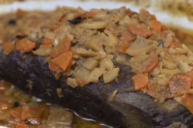 Kızarmış sığır eti ve sebze.