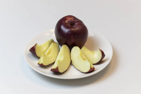 Manzana Roja Entera Manzana Rodajas Caléndulas Sobre Plato Blanco Con — Foto de Stock