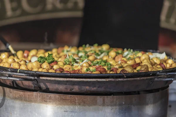 Patatas Con Verduras Una Sartén Redonda Grande Que Proviene Vapor — Foto de Stock