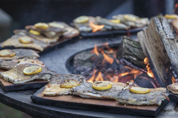 Pescado Fresco Parrilla Una Rueda Limón Coloca Pescado Fuego Puede — Foto de Stock