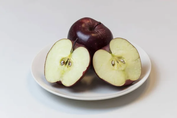 Beyaz Arka Planda Kırmızı Elma Yarım Dilimlenmiş Elma — Stok fotoğraf