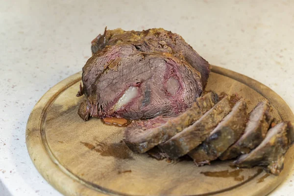 Bakad Sirloin Skivad Trä Skärbräda Bredvid Huvudbindeln Ligger Kniv — Stockfoto