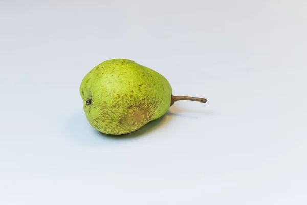 Pera Cruda Verde Amarilla Sobre Fondo Blanco — Foto de Stock