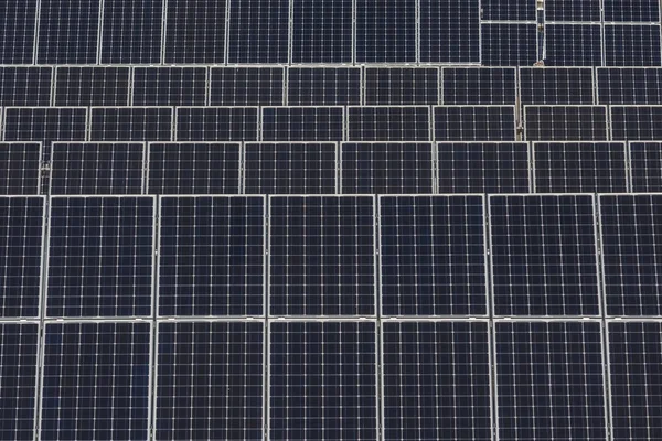 Fotovoltaik enerji santrali panelleri güneşten enerji çıkarmak için.