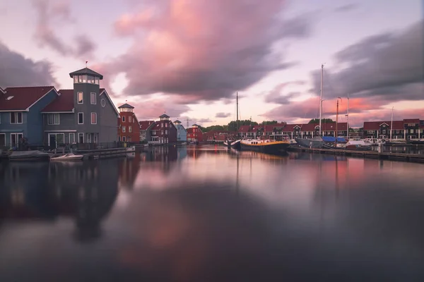 Гавань Городе Мбаппе Голландии Рассвете Красивое Цветное Небо Облаками Отражающими — стоковое фото