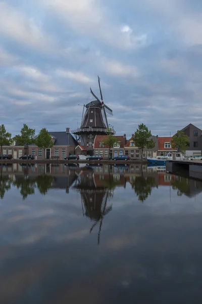 Waterkanaal Meppel Nederland Bij Zonsopgang Achtergrond Lucht Met Wolken — Stockfoto