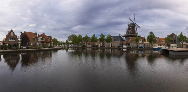 Vattenkanal Meppel Holland Vid Soluppgången Bakgrunden Himlen Med Moln — Stockfoto