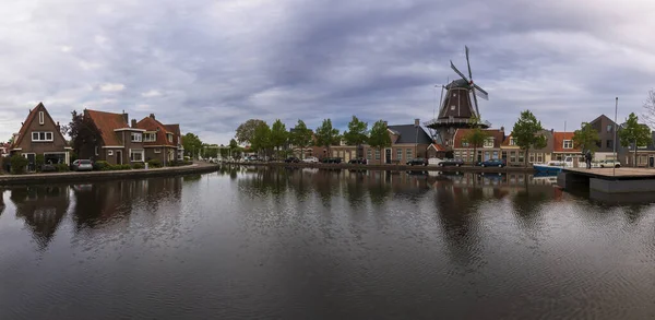 Waterkanaal Meppel Nederland Bij Zonsopgang Achtergrond Lucht Met Wolken — Stockfoto