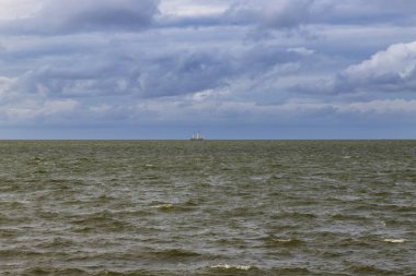 Hollanda 'yı Hindeloopen - Geminin yelken açtığı deniz manzarası. Mavi gökyüzünde beyaz bulutlar var.