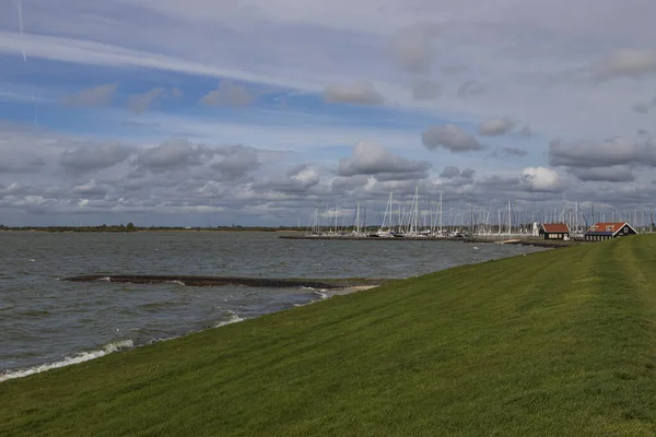 兴德洛开放荷兰 看大海 海滩和系泊帆船 背景是蓝天白云 — 图库照片