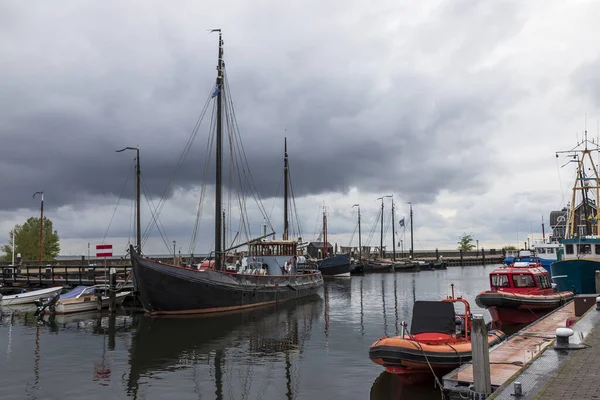 Porto Cidade Urk Holanda Porto Barcos Estão Atracados Fundo Céu — Fotografia de Stock