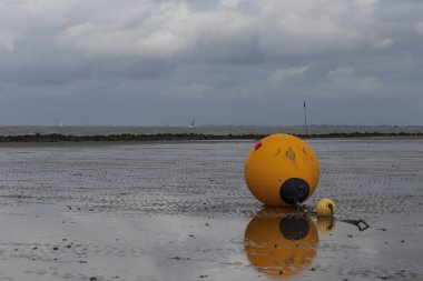 Kuzey Denizi 'nde, Almanya' nın kuzeyinde Schleswig-Holstein eyâletinde küçük takımadalardan oluşan sarı şamandıralı boş kumlu bir sahil. 