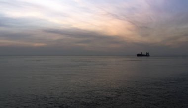 Kuzey Denizi, Almanya 'nın kuzeyinde Schleswig-Holstein eyâletinde gemilerle güzel bir ufuk çizgisi manzarası 