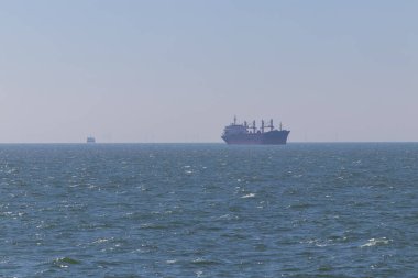 Kuzey Denizi, Almanya 'nın kuzeyinde Schleswig-Holstein eyâletinde gemilerle güzel bir ufuk çizgisi manzarası 