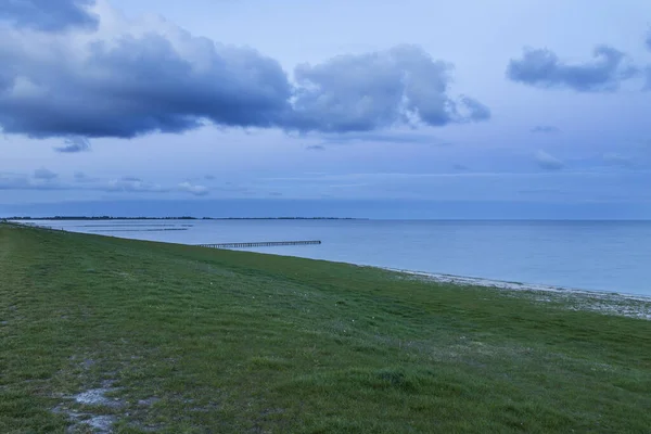 Zöld Strand Tenger Hullámtörő Kék Hindeloopen Hollandiában Napkeltekor — Stock Fotó