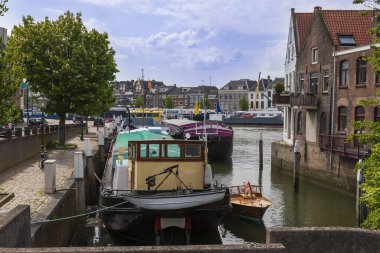 Hollanda 'nın Dordrech şehrindeki su kanalı. Yük gemileri kıyı boyunca park halindedir..