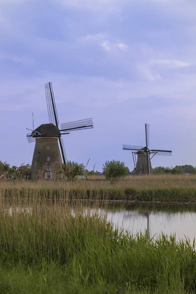 Moinho Vento Por Canal Kinderdijk Holland Refletido Água Fundo Céu — Fotografia de Stock