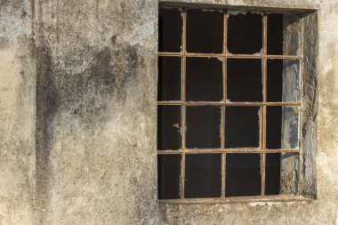 Camların kırıldığı parmaklıklı pencere..