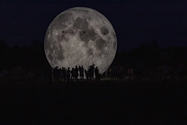 Burla Luna Grande Suelo Gente Está Junto Luna Sus Siluetas — Foto de Stock