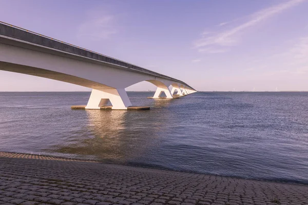 Die Schöne Zeeland Bridge Führt Über Dem Meer Die Ferne — Stockfoto