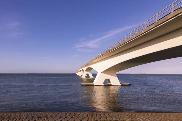 Die Schöne Zeeland Bridge Führt Über Dem Meer Die Ferne — Stockfoto