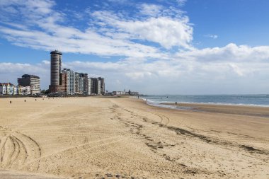 Hollanda 'nın Vlissingen şehrindeki kumlu sahil ve deniz manzarası.