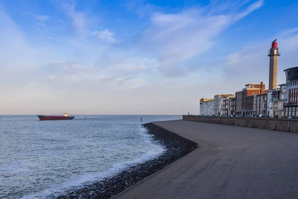 Zicht Noordzeekust Stad Vlissingen Een Groot Transportschip Vaart Zee Zijn — Stockfoto