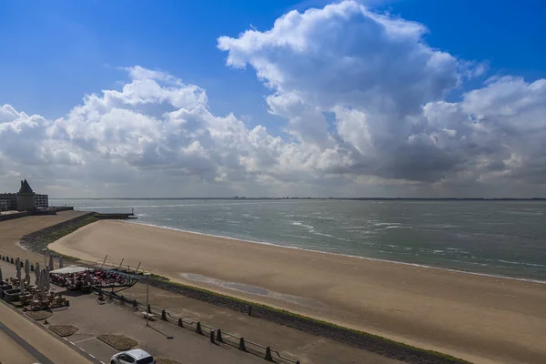 Vista Praia Arenosa Mar Norte Vlissingen Holanda Nuvens Brancas Céu — Fotografia de Stock