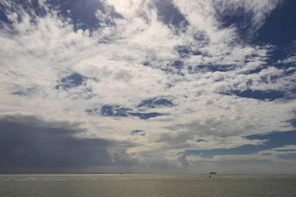 Вид Море Якому Пливе Великий Корабель Драматичному Блакитному Небі Білі — стокове фото