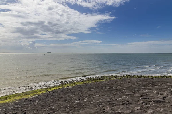 Zicht Zee Waarop Het Schip Vaart Zijn Witte Wolken Een — Stockfoto