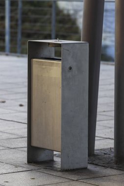 Şehirdeki Mosern çöp kutusunu kapatın.