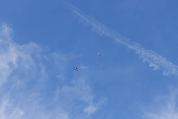 Blauer Himmel Mit Fliegenden Flugzeugen — Stockfoto