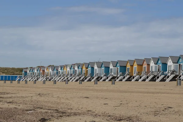 Hollanda 'nın Vlissingen kentindeki Kuzey Denizi' ndeki sahil ve kumlu plajlar. Sahildeki renkli evler bungalovlar gibi.