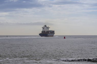 Kuzey Denizi boyunca konteynırlarla yüklü büyük bir nakliye gemisi.
