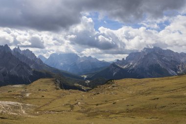 İtalyan Dolomitleri gündüz çekim yapıyor.