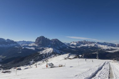 İtalyan Dolomitleri 'nin karlı zirveleri gündüz çekiliyor.