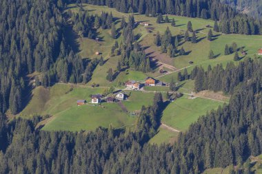 İtalyan Dolomitleri 'nin La Vall kasabasında bir vadi
