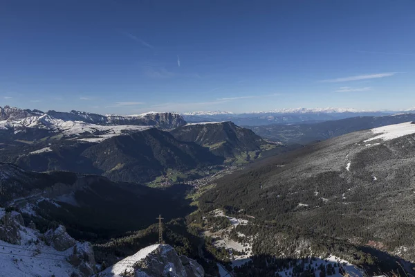 イタリアのドロミテ山脈の雪のピーク昼間のショット — ストック写真