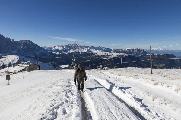 Une Femme Vêtue Une Veste Hiver Chaude Avec Matériel Photo — Photo