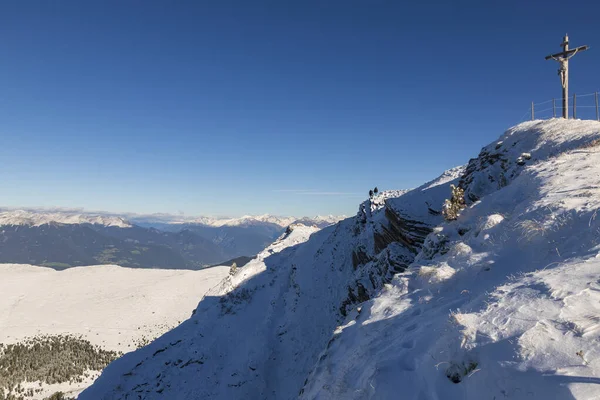 Jésus Sur Croix Contre Ciel Bleu Avec Des Nuages Blancs — Photo