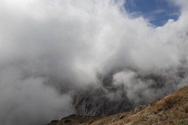 İtalyan Dolomitleri dağları bulutlu gündüz çekimleri
