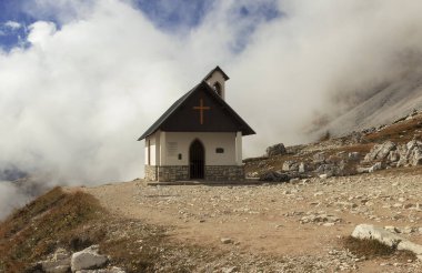 İtalyan Dolomitleri 'ndeki Tre Cime' nin altındaki vadide bir şapel.