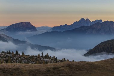 İtalyan Dolomitleri dağları bulutlu gündüz çekimleri