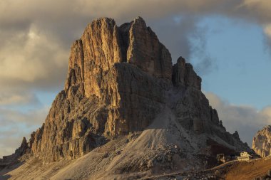 İtalyan Dolomitleri dağları bulutlu gündüz çekimleri