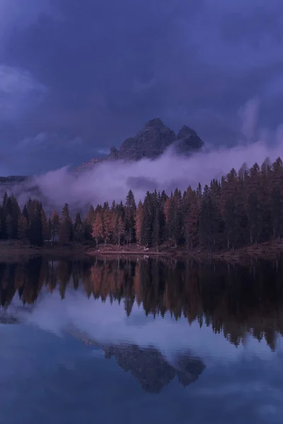 Frumos Lac Brais Dolomiții Italieni Reflecție Cerului Bărci Suprafață — Fotografie, imagine de stoc