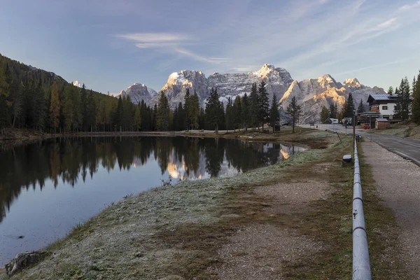 Beau Lac Brais Dans Les Dolomites Italiennes Avec Reflet Ciel — Photo