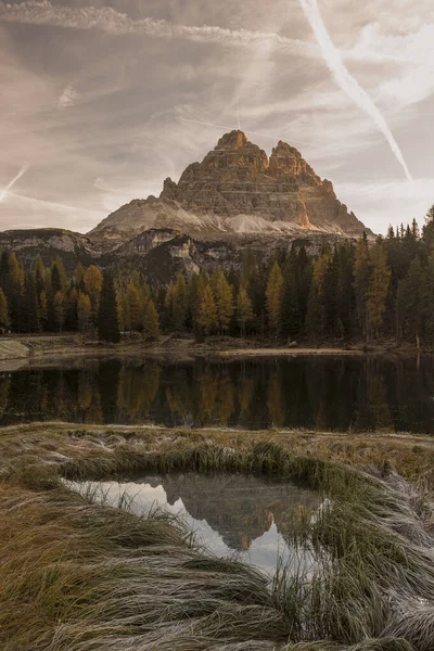 Frumos Lac Brais Dolomiții Italieni Reflecție Cerului Bărci Suprafață — Fotografie, imagine de stoc