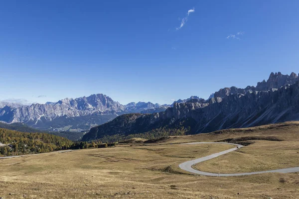 イタリアのドロミテ山脈の日の時間が撃たれた — ストック写真